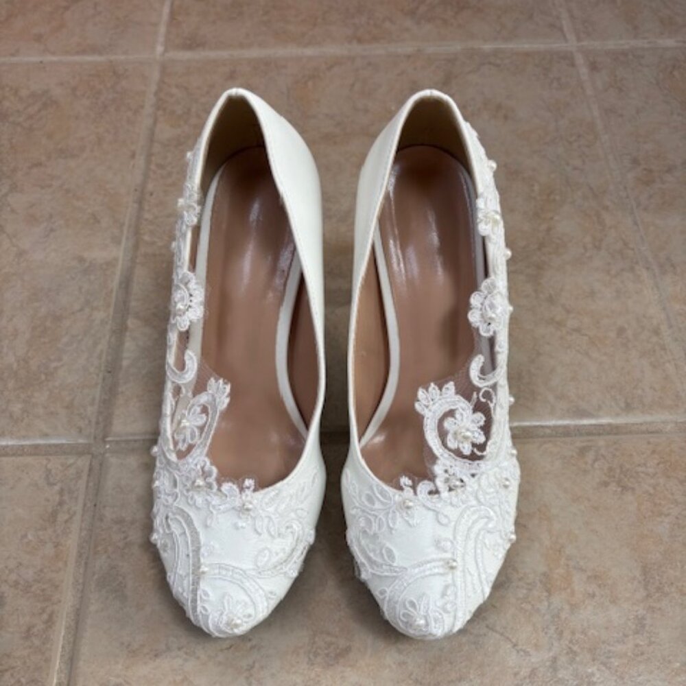 Women's White Lace Pumps